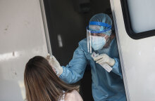 Υγειονομικός διενεργεί δωρεάν rapid test για κορωνοϊό (ΦΩΤΟ ΑΡΧΕΙΟΥ) - Ο ΕΟΔΥ ανακοίνωσε 141 σημεία για έλεγχο την Τρίτη 10 Αυγούστου 2021