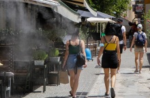 Άνοδος θερμοκρασίας - Πολίτες στο κέντρο της Αθήνας