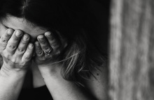 Μια γυναίκα κρατάει το πρόσωπο της απογοητευμένη. 