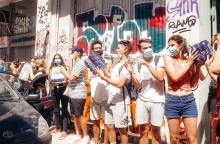 Αλυσίδα Αγάπης στο κέντρο της Αθήνας για τους πυρόπληκτους