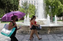 Καύσωνας στο κέντρο της Αθήνας © EUROKINISSI /  ΓΙΕΝΑΝΤΑ ΝΤΕΛΑΙ