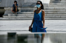 Κοπέλα με μάσκα για τον κορωνοϊό στο Σύνταγμα (ΦΩΤΟ ΑΡΧΕΙΟΥ) - 4.181 νέα κρούσματα κορωνοϊού ανακοίνωσε σήμερα Τρίτη 10 Αυγούστου 2021 ο ΕΟΔΥ