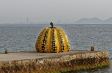 Γιαγιόι Κουσάμα, η "κίτρινη κολοκύθα" της στην ακτή της Ναοσίμα