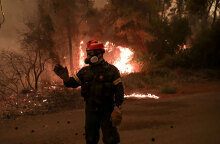 Φωτιά στην Εύβοια: Πυροσβέστης στο πύρινο μέτωπο - Ο ΟΠΕΚΑ χορηγεί εφάπαξ 6.000 ευρώ σε εγκαυματίες