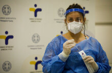 Υγειονομικός του ΕΟΔΥ πραγματοποιεί δωρεάν rapid test στο Σύνταγμα (ΦΩΤΟ ΑΡΧΕΙΟΥ)