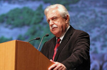 Σταύρος Μπένος, επικεφαλής στο σχέδιο ανασυγκρότησης της Εύβοιας - Πρώην δήμαρχος στην Καλαμάτα που άλλαξε πολεοδομικά την πόλη μετά τους σεισμούς και αυτός που εμπνεύστηκε και υλοποίησε τον θεσμό των ΚΕΠ