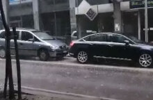 Το μπουρίνι στην Καβάλα έφερε χαλάζι σε δρόμους της πόλης, την ώρα που μαίνονται πυρκαγιές σε Εύβοια, Αρκαδία και Ηλεία