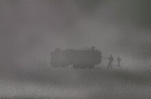 Στο νέο του σκίτσο για τις πυρκαγιές ο Αρκάς παρουσιάζει δύο πυροσβέστες να μάχονται μέσα στον καπνό που έχει κρύψει τον ήλιο