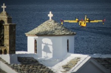 Πυροσβεστικό καναντέρ που πετά πάνω από εκκλησία