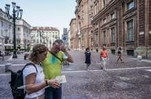 Ιταλία: Πολίτες περπατούν στους δρόμους παρά τις υψηλές θερμοκρασίες