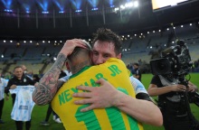 Ο Μέσι αγκαλιασμένος με τον νέο του συμπαίκτη Νεϊμάρ