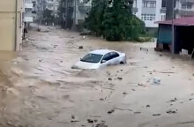 Πλημμύρες στην Τουρκία: Ορμητικοί χείμαρροι παρέσυραν αυτοκίνητα