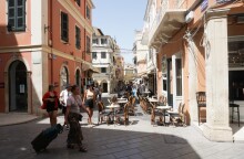Τουρίστες στο νησί της Κέρκυρας © EUROKINISSI / ΚΟΝΤΑΡΙΝΗΣ ΓΙΩΡΓΟΣ