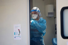 Υγειονομικός με προστατευτικό εξοπλισμό κατά της Covid-19 (ΦΩΤΟ ΑΡΧΕΙΟΥ) - Μεγάλη η διασπορά του κορωνοϊού στην Κρήτη, με το μισό νησί να παραμένει ανεμβολίαστο