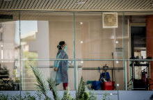 Υγειονομικός με προστατευτική στολή για κορωνοϊό (ΦΩΤΟ ΑΡΧΕΙΟΥ) - Ο ΕΟΔΥ ανακοίνωσε σήμερα Πέμπτη 12 Αυγούστου 2021 τα νέα κρούσματα Covid-19