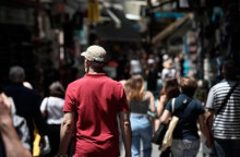 Πολίτες στο κέντρο της Αθήνας - Η μετάλλαξη Δέλτα του κορωνοϊού επικρατεί στη χώρα