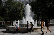 Πολίτες με μάσκα στην πλατεία Συντάγματος (ΦΩΤΟ ΑΡΧΕΙΟΥ) - Εκατοντάδες νέα κρούσματα κορωνοϊού στην Ελλάδα που αφορούν στη μετάλλαξη Δέλτα