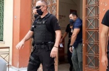 Έγκλημα στις Σέρρες: Ο 22χρονος κατηγορούμενος φεύγει από το κτίριο της εισαγγελίας