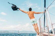 Ένα αγόρι σε ένα σκάφος στη Μύκονο.