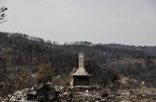 Για ένατη ημέρα καίνε οι πυρκαγιές στα μέτωπα της βόρειας Εύβοιας. Στιγμιότυπο από την Αγία Άννα. 