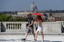 Καύσωνας στην Ιταλία: Τουρίστες στη Βίλα Μποργκέζε, στα περίχωρα της Ρώμης, με ομπρέλα για να προστατευτούν από τον καυτό ήλιο