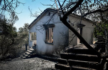 Πυρκαγιά στην Αττική: Κατεστραμμένο κτίριο στο Κρυονέρι από τη μεγάλη φωτιά στη Βαρυμπόμπη - Δημοσιεύτηκε η Πράξη Νομοθετικού Περιεχομένου με τα μέτρα για τους πυρόπληκτους