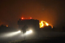 Πυροσβέστες επιχειρούν τη νύχτα σε δασική πυρκαγιά