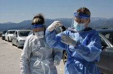 Υγειονομικοί από κινητό κλιμάκιο του ΕΟΔΥ διενεργούν δωρεάν rapid test για κορωνοϊό