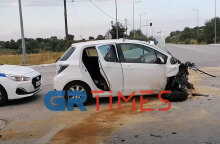 Σέρρες: «Διαλύθηκε» το μπροστινό μέρος στο αυτοκίνητο που ενεπλάκη σε τροχαίο δυστύχημα