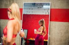 Γυναίκα που γυμνάζεται και βγάζει σέλφι 