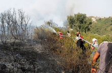 Στην Αλγερία, στην περιοχή Τίζι Ούζου, κάτοικοι και πυροσβέστες ρίχνουν με τη μάνικα νερό σε φωτιά