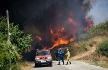 Δασική πυρκαγιά σε εξέλιξη με πυροσβέστες να προσπαθούν να τη σβήσουν - Εκκενώθηκε οικισμός στην Αρχαία Κόρινθο όπου μαίνεται φωτιά