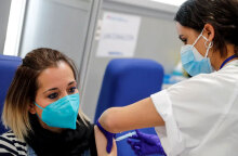 Γυναίκα με μάσκα για τον κορωνοϊό κάνει το εμβόλιο για την Covid-19