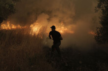 Εθελοντής σε φωτιά στην Εύβοια - Συνεχίζεται η κατάσβεση των πυρκαγιών σε Μεσοχώρια Καρύστου και Αρχαία Κόρινθο