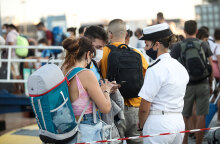 Έλεγχος του Λιμενικού στο λιμάνι του Πειραιά για τα μέτρα που αφορούν τη μετακίνηση στα νησιά λίγο πριν από τον Δεκαπενταύγουστο