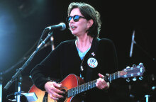 H Nanci Griffith σε συναυλία στην πόλη Σαν Χοσέ στην Καλιφόρνια των ΗΠΑ (Ιούνιος 1998)