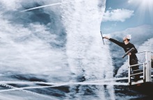 Εικόνα που δείχνει άνθρωπο να καθαρίζει σύννεφα