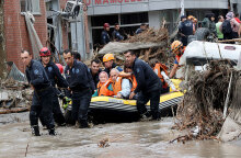 Στην Τουρκία ηλικιωμένοι απομακρύνονται με φουσκωτή βάρκα από διασώστες - Μεγάλες πλημμύρες στο βόρειο τμήμα της χώρας