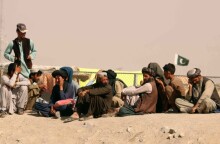 Aνθρωποι εγκλωβισμένοι στα σύνορα Πακιστάν-Αφγανιστάν © EPA / AKHTER GULFAM  