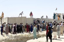 Κάτοικοι της Καμπούλ εγκαταλείπουν την πόλη © EPA 