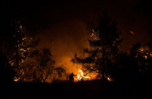 Δασική πυρκαγιά (ΦΩΤΟ ΑΡΧΕΙΟΥ) - Δύσκολη νύχτα σε Βίλια και Κερατέα, καθώς η φωτιά συνεχίζει να καίει