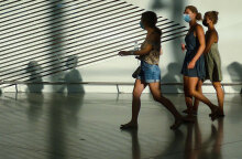 Κοπέλες με μάσκα για τον κορωνοϊό στο αεροδρόμιο «Ελευθέριος Βενιζέλος» (ΦΩΤΟ ΑΡΧΕΙΟΥ) - Ο ΕΟΔΥ ανακοίνωσε σήμερα Δευτέρα 16 Αυγούστου 2021 τα νέα κρούσματα κορωνοϊού στην Ελλάδα