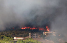 Φωτιά στην Κερατέα: Οι φλόγες κατεβαίνουν απειλητικά την πλαγιά, πλησιάζοντας σπίτια