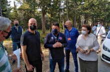 Ο Βασίλειος Παπαγεωργίου ανάμεσα σε Νίκο Χαρδαλιά και Λίνα Μενδώνη - Ο γενικός γραμματέας Πολιτικής Προστασίας αναλαμβάνει καθήκοντα από τη στιγμή που ο Νίκος Χαρδαλιάς βρίσκεται στο νοσοκομείο