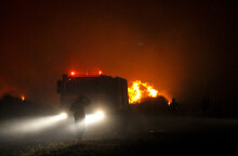 Πυροσβέστες σε δασική πυρκαγιά - Δύσκολη νύχτα σε Βίλια και Κερατέα, καθώς η φωτιά μαίνεται