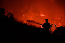 Πυροσβέστης σε δασική πυρκαγιά - Ολονύχτια η επιχείρηση στα Βίλια για να τεθεί υπό έλεγχο η φωτιά