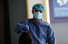 Τεστ για Covid-19 σε πολίτη από υγειονομικό του ΕΟΔΥ (ΦΩΤΟ ΑΡΧΕΙΟΥ) - Στη δημοσιότητα τα νεότερα αποτελέσματα για τον κορωνοϊό στα λύματα