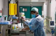 Νοσοκόμα με μάσκα και προστατευτική στολή για κορωνοϊό σε νοσοκομείο στις Βρυξέλλες