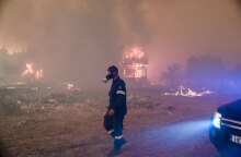 Αποπνικτική η ατμόσφαιρα στα Βίλια, καθώς μαίνεται η μεγάλη φωτιά