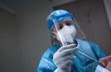 Υγειονομικός διενεργεί δωρεάν rapid test για κορωνοϊό (ΦΩΤΟ ΑΡΧΕΙΟΥ) - Σε 136 σημεία σε όλη την Ελλάδα την Πέμπτη 19 Αυγούστου κινητά κλιμάκια του ΕΟΔΥ